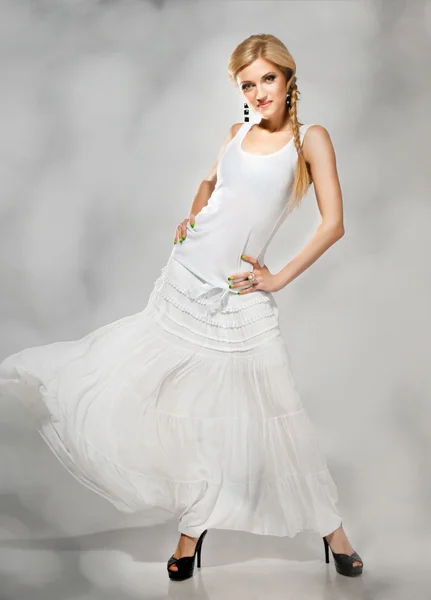 Beyaz elbiseli sarışın güzel moda — Stok fotoğraf