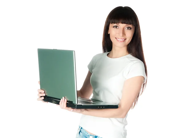 Νεαρή γυναίκα που εργάζεται με φορητό υπολογιστή — Φωτογραφία Αρχείου