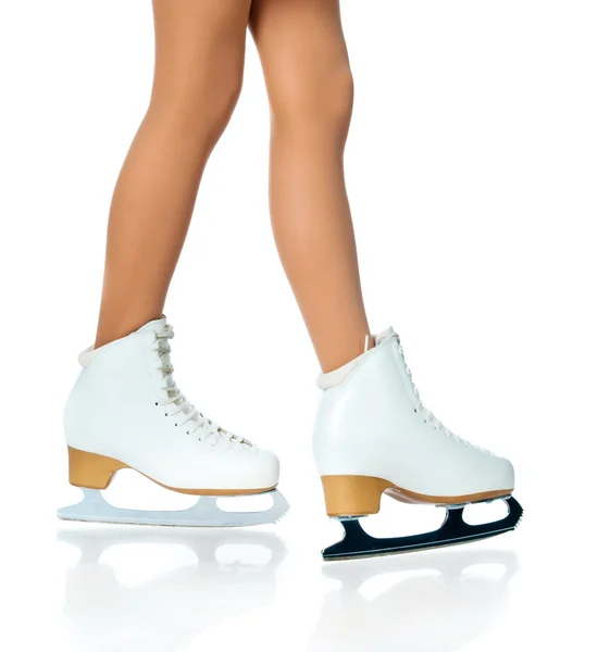 女孩双腿的冰上滑冰 — 图库照片