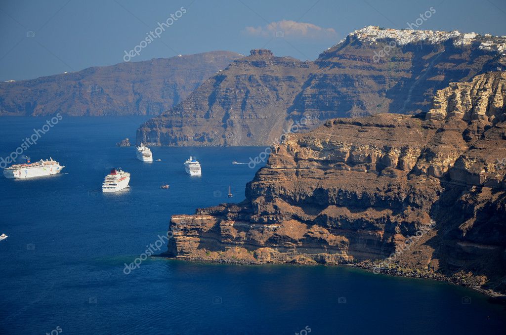 Kreuzfahrtschiffe In Fira Santorin Griechenland Stock Photo C Photoart24