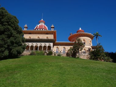 büyük yeşil çim ile antik palace