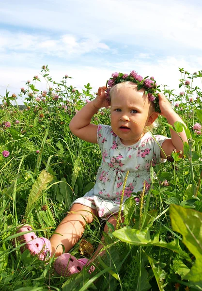 Meisje in een bloem krans — Stockfoto