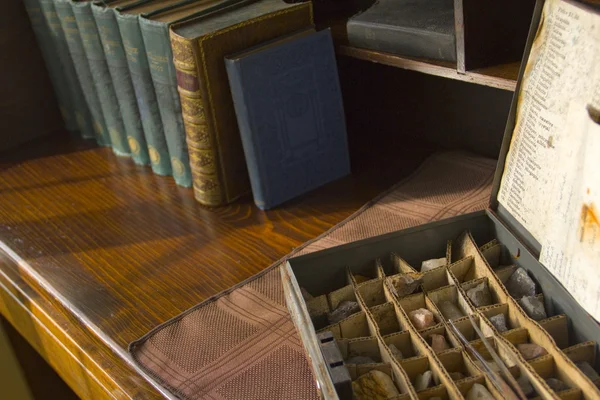 Roll top skrivebord med perle samling og antikke bøger - Stock-foto