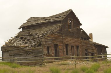 Old cabin in ruins clipart