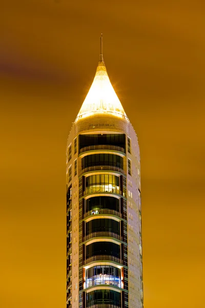 夜に高層ビル — ストック写真