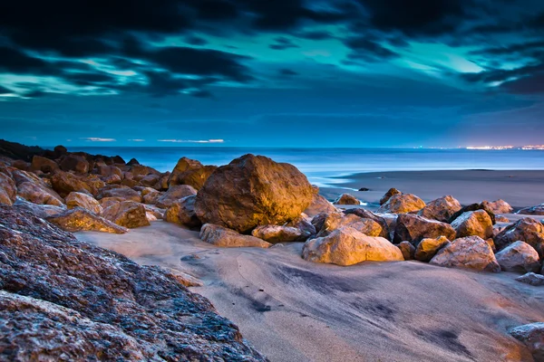 Portekiz taşlar sahilde günbatımı — Stok fotoğraf