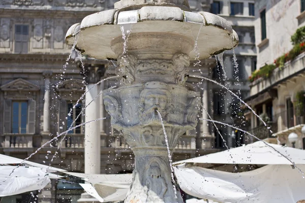 Fountain of Piazza del Erbe — Stock Photo, Image