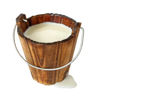 Mléko v dřevěné vědro — Stock fotografie