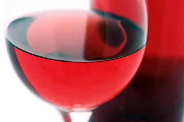 Стакан с вином и бутылкой — стоковое фото