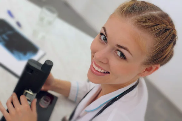 Bir kadın doktor mikroskop ile portret — Stok fotoğraf
