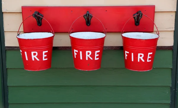 三个红色消防桶 — 图库照片