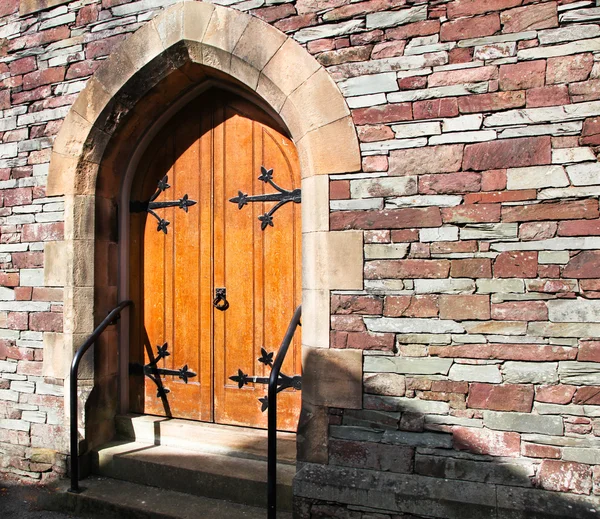 古い英語オーク材のドア — ストック写真