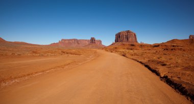 Toprak yolda monument valley