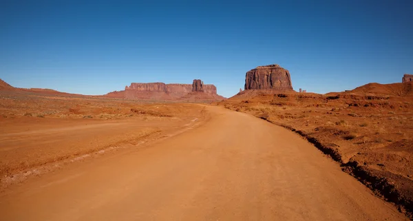 Strada sterrata attraverso Monument Valley — Foto Stock