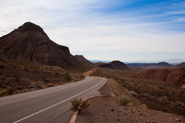 Pusta droga przez pustynię wysokiej — Zdjęcie stockowe