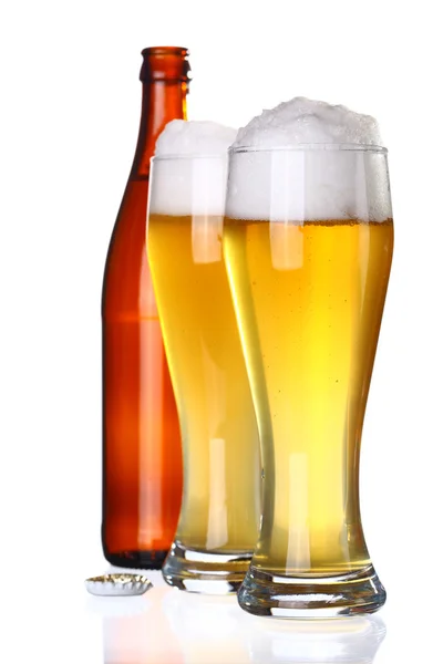 Два бокала пива и бутылка — стоковое фото