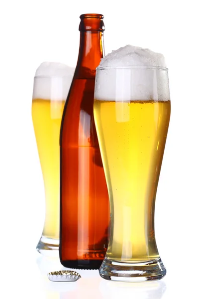 Dwie szklanki piwa i butelki — Zdjęcie stockowe