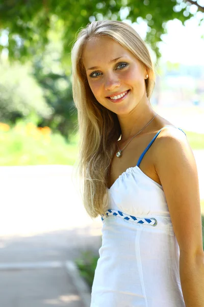 Jeune belle femme blonde aux cheveux longs — Photo