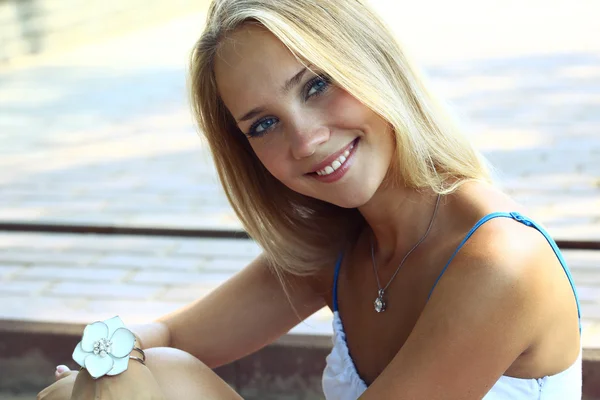 Młody piękny blond kobieta z długimi włosami — Zdjęcie stockowe
