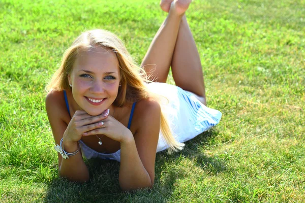 Girl on grass field — Stock Photo, Image