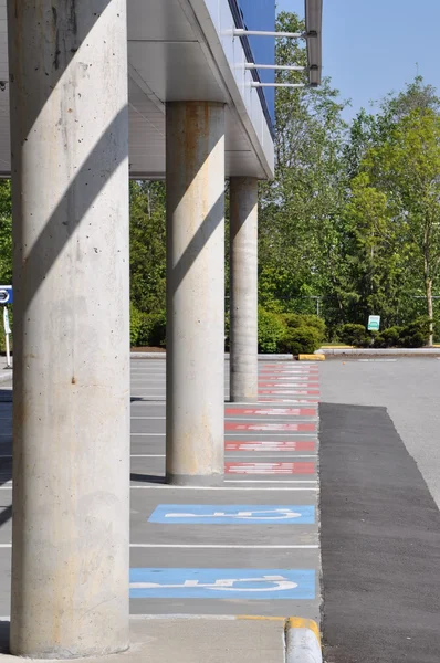 Lugares de estacionamento deficientes — Fotografia de Stock