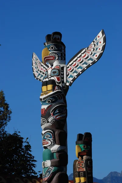 Indiska målade totem polacker i Kanada — Stockfoto