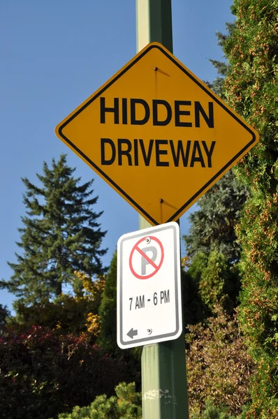 Modo de condução escondida sinal de estrada — Fotografia de Stock