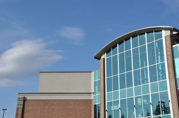 Бизнес-здание на фоне голубого неба — стоковое фото