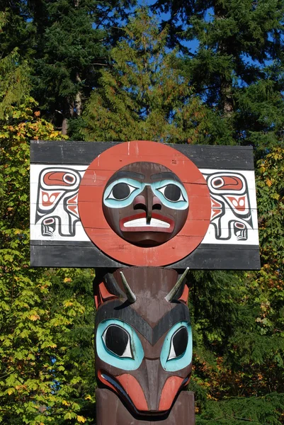Totem en forme dans le parc Stanley, C.-B. Canada — Photo