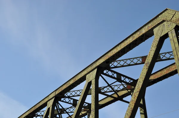 Κινηματογράφηση σε πρώτο πλάνο σιδηροδρομική γέφυρα — Φωτογραφία Αρχείου