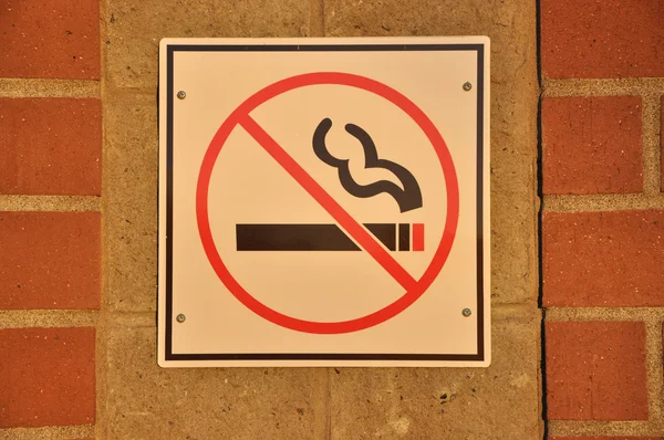 Signo de no fumar con tono amarillo —  Fotos de Stock