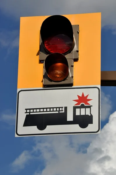 Feuerwehrschild und Licht — Stockfoto