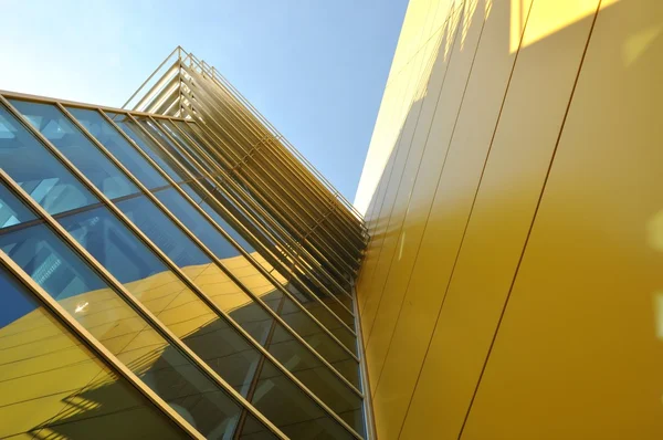 Dettaglio del business building contro il cielo blu — Foto Stock