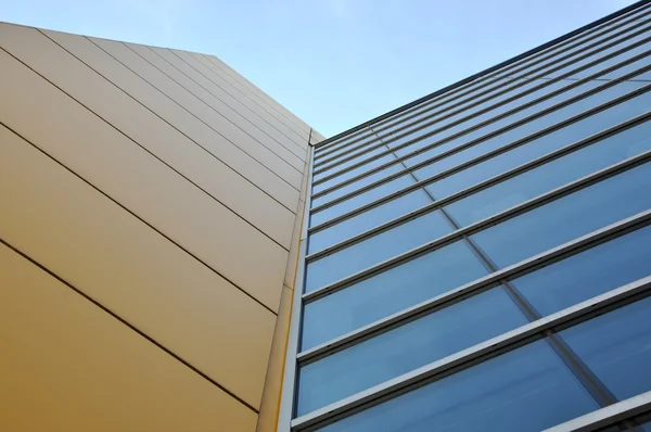 비즈니스 푸른 하늘에 대 한 건물의 세부 사항 — 스톡 사진
