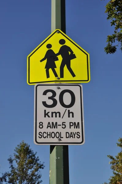 30 公里限制道路标志 — 图库照片