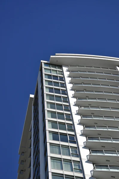 Detalle del moderno edificio de apartamentos de gran altura — Foto de Stock