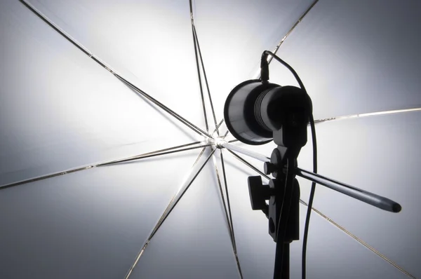 Fotografia configurado com guarda-chuva refletindo lâmpada de modelagem — Fotografia de Stock