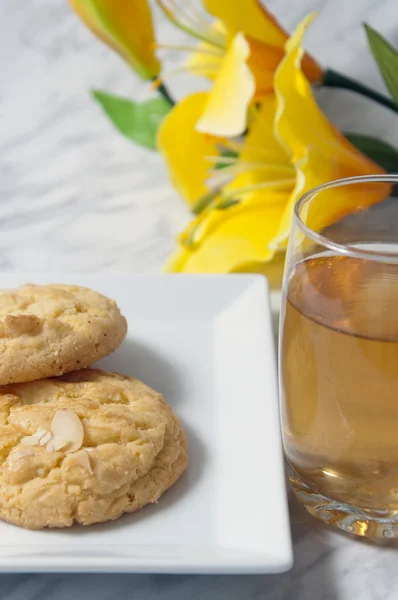 Apple juice and cookies — Stock Photo, Image