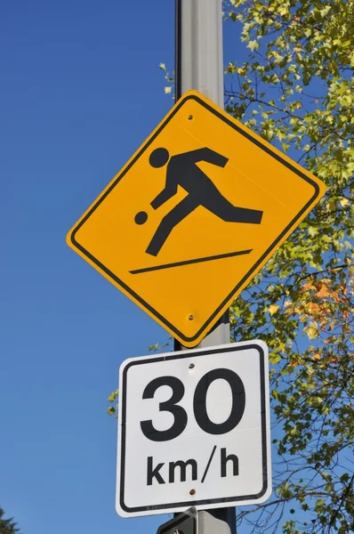 Дорожный знак 30 км — стоковое фото