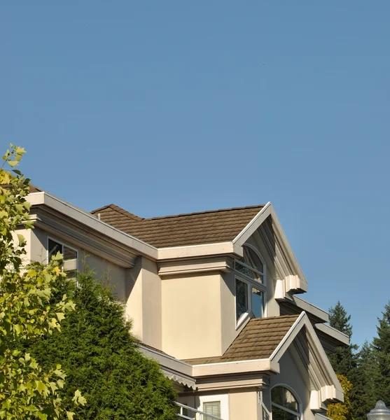 Макро крыша дома против голубого неба — стоковое фото