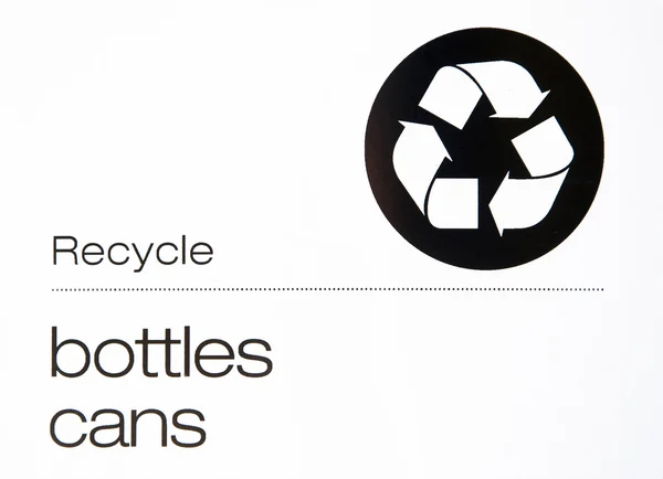 Recicle garrafas e latas assinar — Fotografia de Stock