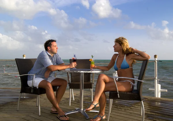 kokteyller ile genç bir çift