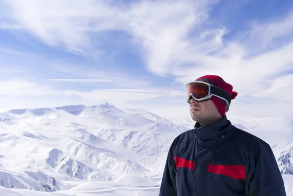 Genç kayakçı dağ manzarası üzerinde seyir — Stok fotoğraf