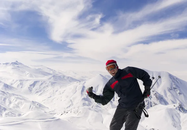 Jeune skieur au sommet de la montagne Ejder — Photo