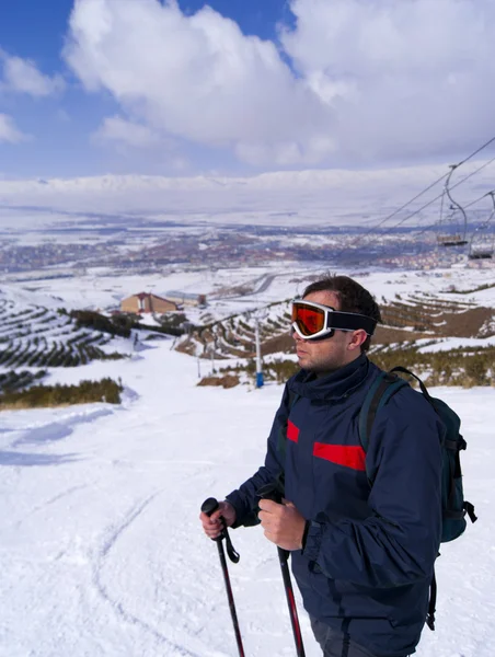 Palandöken Dağları içinde genç kayakçı — Stok fotoğraf