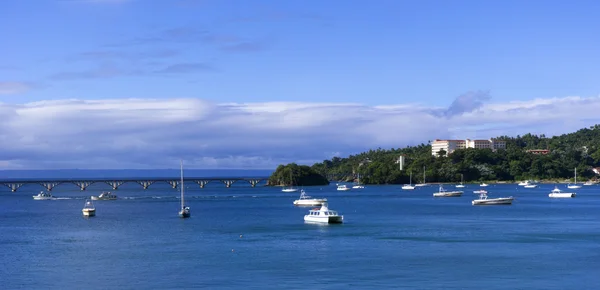 Panorama s loděmi poblíž dominikánského pobřeží — Stock fotografie