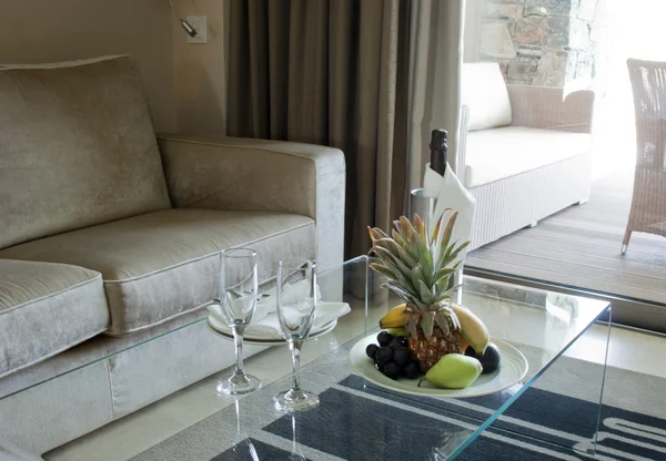 Romantische Atmosphäre im luxuriösen Hotelzimmer. — Stockfoto