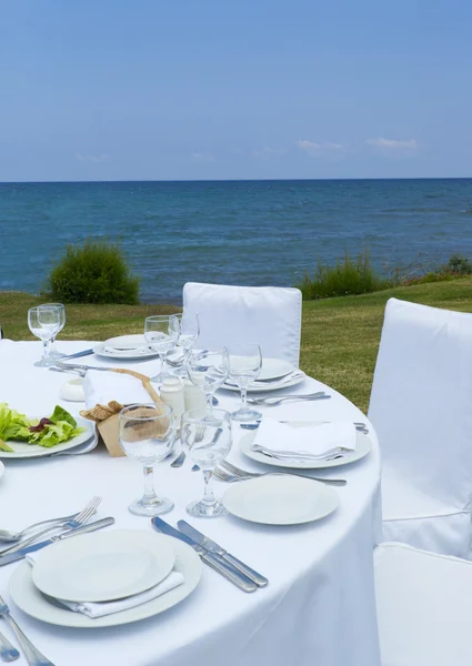 Gourme oběd na břehu moře — Stock fotografie
