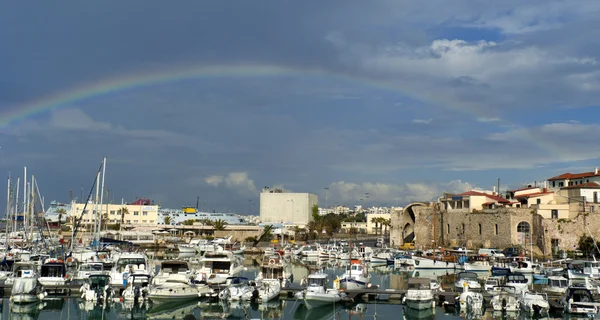 Der Regenbogen über der Marina. iraklion. — Stockfoto
