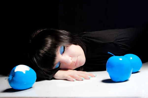 Krásná dívka s modrou jablka Stock Obrázky